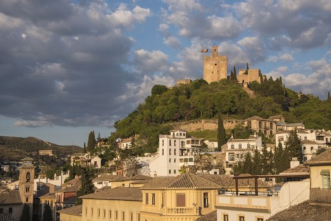 Spain, Andalusia, Granada, Plaza Nueva, Palace of Alhambra on hill
