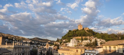 Spain, Andalusia, Granada, Plaza Nueva, Palace of Alhambra on hill