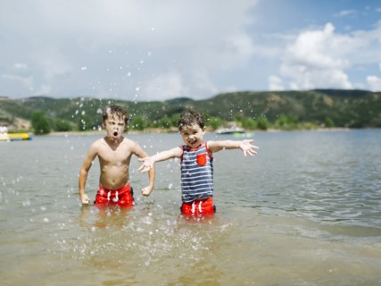 USA, Utah, Park City, Brothers (4-5, 6-7) playing in lake