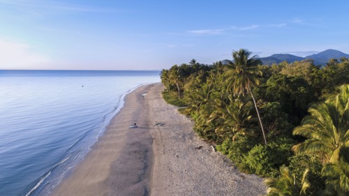 Australia, Queensland, Blue sky over coastline