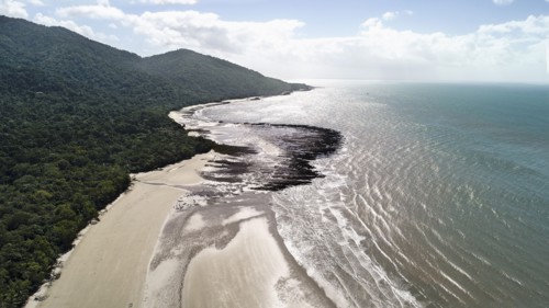 Australia, Queensland, Sea and coastline on sunny day