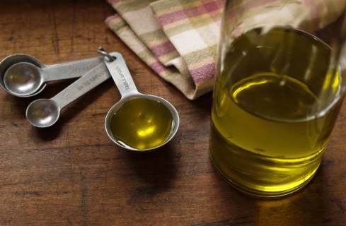 Measuring spoon, olive oil and napkin