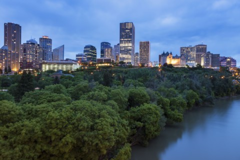 Canada, Alberta, Edmonton, Cityscape with trees and river