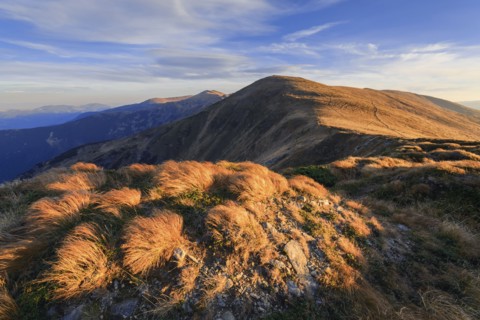 Ukraine, Ivano-Frankivsk region, Verkhovyna district, Carpathians, Chornohora, Blue sky over mountain Shpytsi