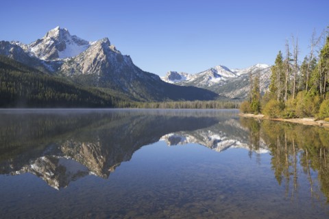 USA, Idaho, Sawtooth range with lake