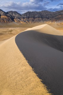 USA, California, Death Valley National Park, Eureka Dunes, Sand dune and mountains