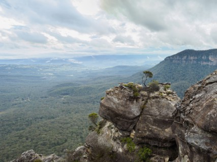 Australia, New South Wales, Katoomba, Vast valley surrounded by high rocks