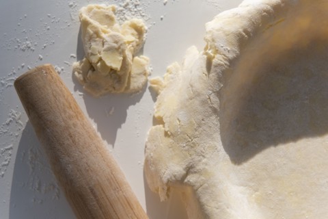 Raw pie crust with rolling pin