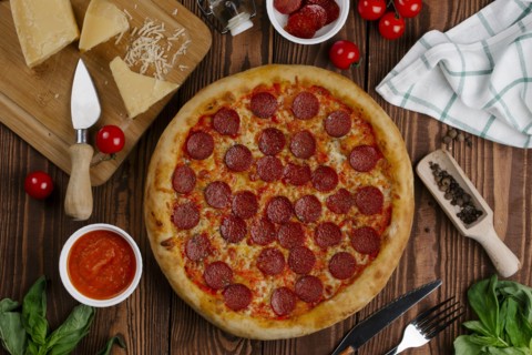 Pepperoni pizza with ingredients