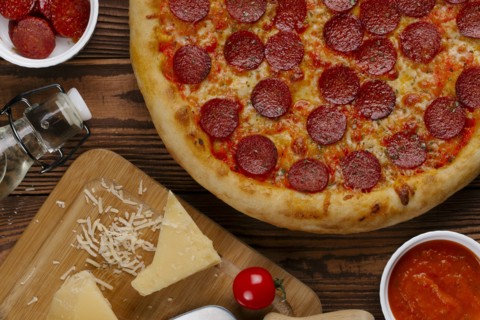Pepperoni pizza with ingredients