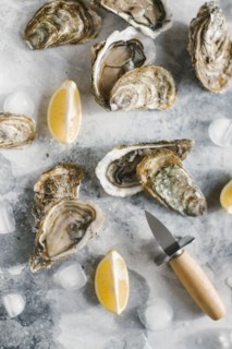 Raw oysters with lemon