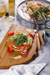 Salmon on bread with arugula