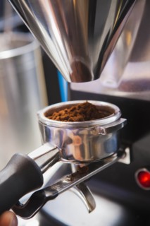 Portafilter catching ground coffee