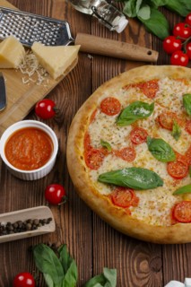 Margherita pizza with ingredients