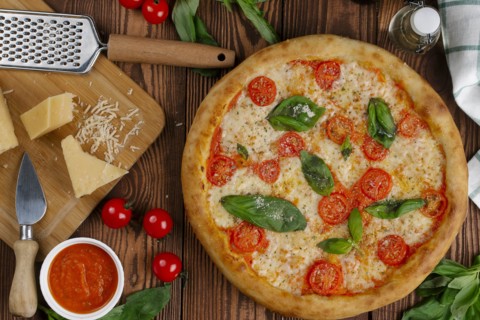 Margherita pizza with ingredients