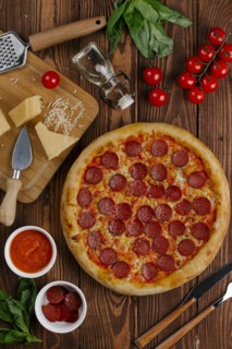 Pepperoni pizza with ingredients