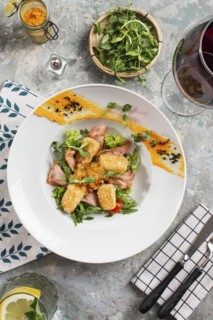 Salad with bacon and deep fried meat