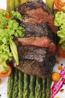 Roast beef on asparagus