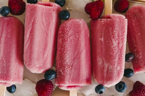 Berry ice pops with berries