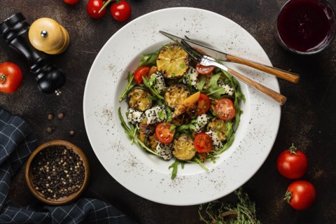 Vegetable salad with lemons