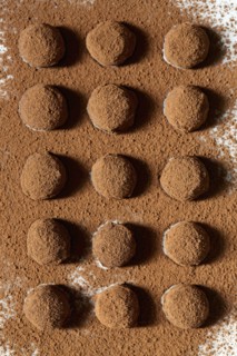 Chocolate truffles with cocoa powder