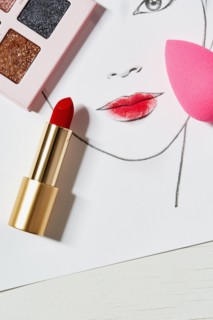 Make-up and sponge on face chart