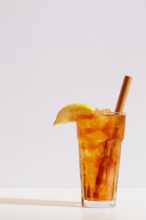 Iced tea in cup with sliced lemon