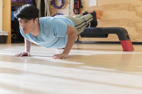 Man doing push up at gym