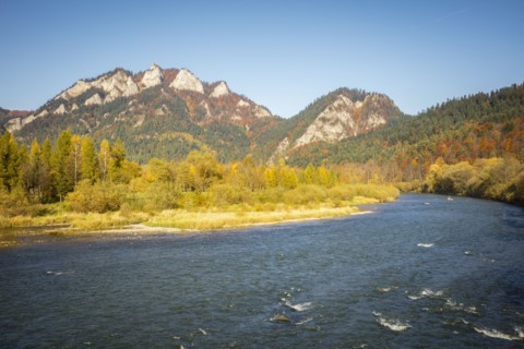 Poland,  Lesser Poland, Sromowce Nizne, Landscape with peaks over river