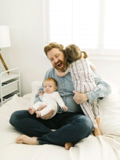Father sitting on bed with children (2-3 months, 2-3)