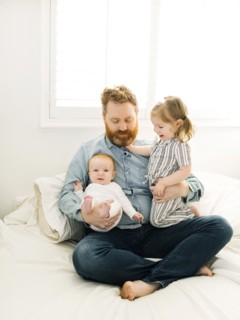 Father sitting on bed with children (2-3 months, 2-3)