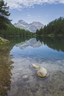 Switzerland, Bravuogn, Palpuognasee, Scenic view of Palpuognasee lake in Swiss Alps