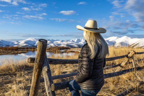 USA, Idaho, Sun Valley, Senior woman in cowboy hat looking at view