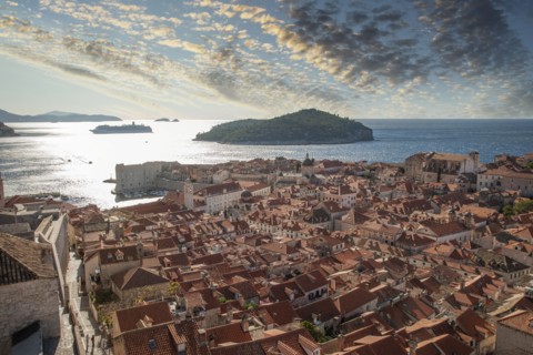 Croatia, Dubrovnik, Elevated view of old town and sea
