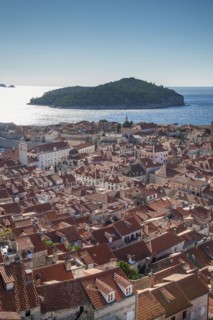 Croatia, Dubrovnik, Elevated view of old town and nearby island
