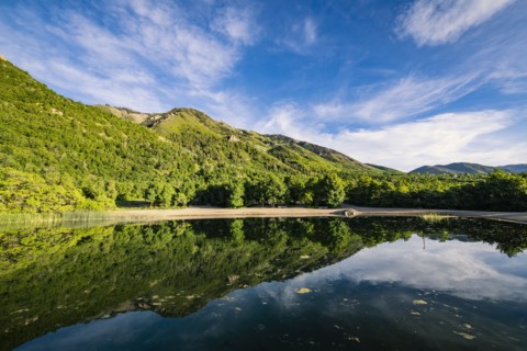USA, Utah, Salem, Landscape with lake and mountains