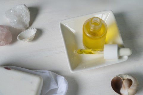 Moisturizing oil and seashells