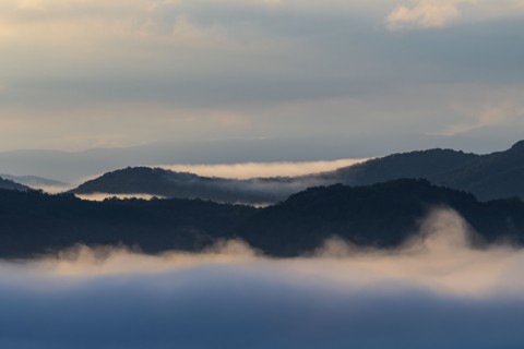 USA, Georgia, Blue Ridge Mountains covered with fog at sunrise
