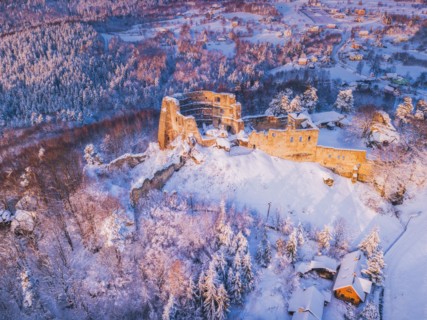 Poland, Subcarpathia, Odrzykon, Aerial view of ruins of Kamieniec Castle in winter