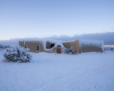 Usa, New Mexico, Santa Fe, Adobe style house covered with snow in winter