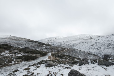 Australia, New South Wales, Snowy trail in mountains at Charlotte Pass in Kosciuszko National Park