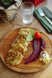Hash browns and sauce on wooden tray