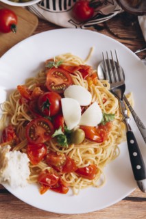 Spaghetti with bread and tomatoes
