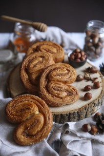 Pastry buns with nuts and honey