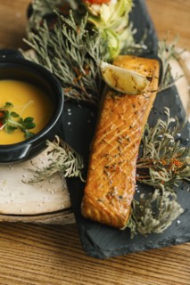 Fish with melted butter and lemon slice