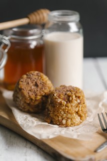 Dessert cakes with milk and honey