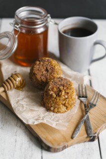 Dessert cakes with coffee and honey