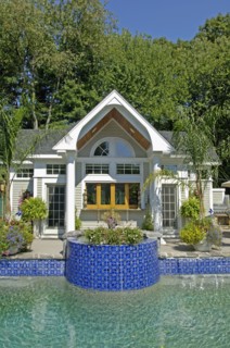Contemporary pool house and swimming pool