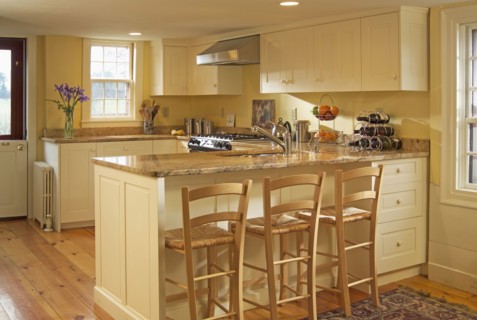 Traditional kitchen with breakfast bar