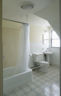 Small traditional bathroom with linoleum flooring